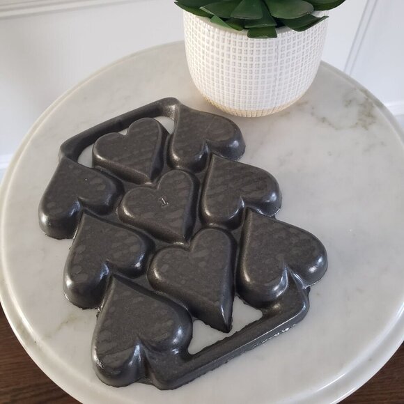 NEW Cast Iron Valentine's Day Heart-Shaped Cookie Cornbread Candy Muffin Mold - Picture 3 of 7